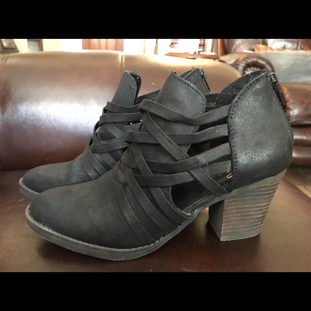 Black Dressy Closed-Toed Shoes Size 7.5!
